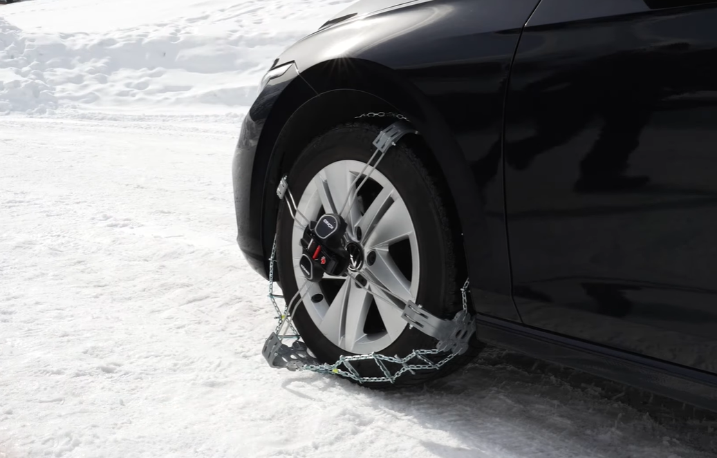 Konig K-Summit Snow chain attached and centred under tyre