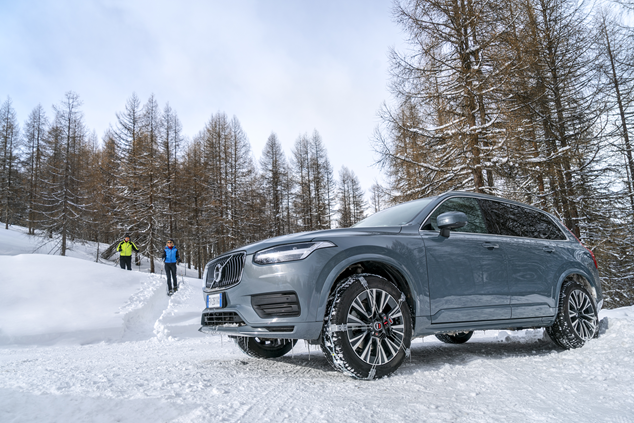 Volvo in Snow with K-Summit XXL Snow Chains
